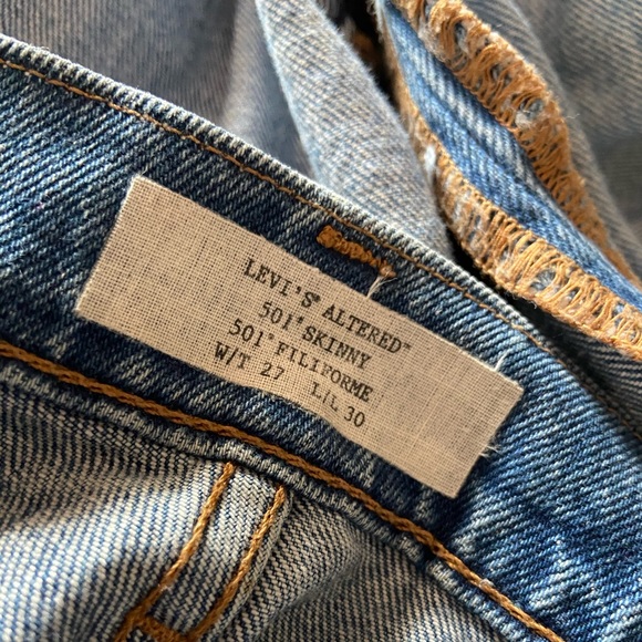 Aritzia’s altered Levi’s 501 jeans - Picture 4 of 8